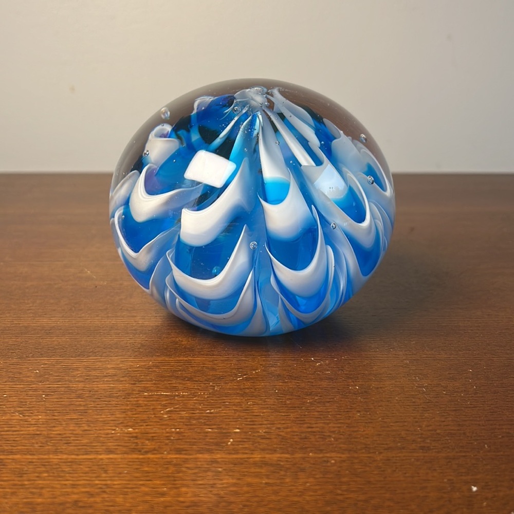 Dynasty Gallery glass paperweight - Picture 3 of 7
